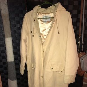 Long outdoor jacket, soft yellow color, hooded